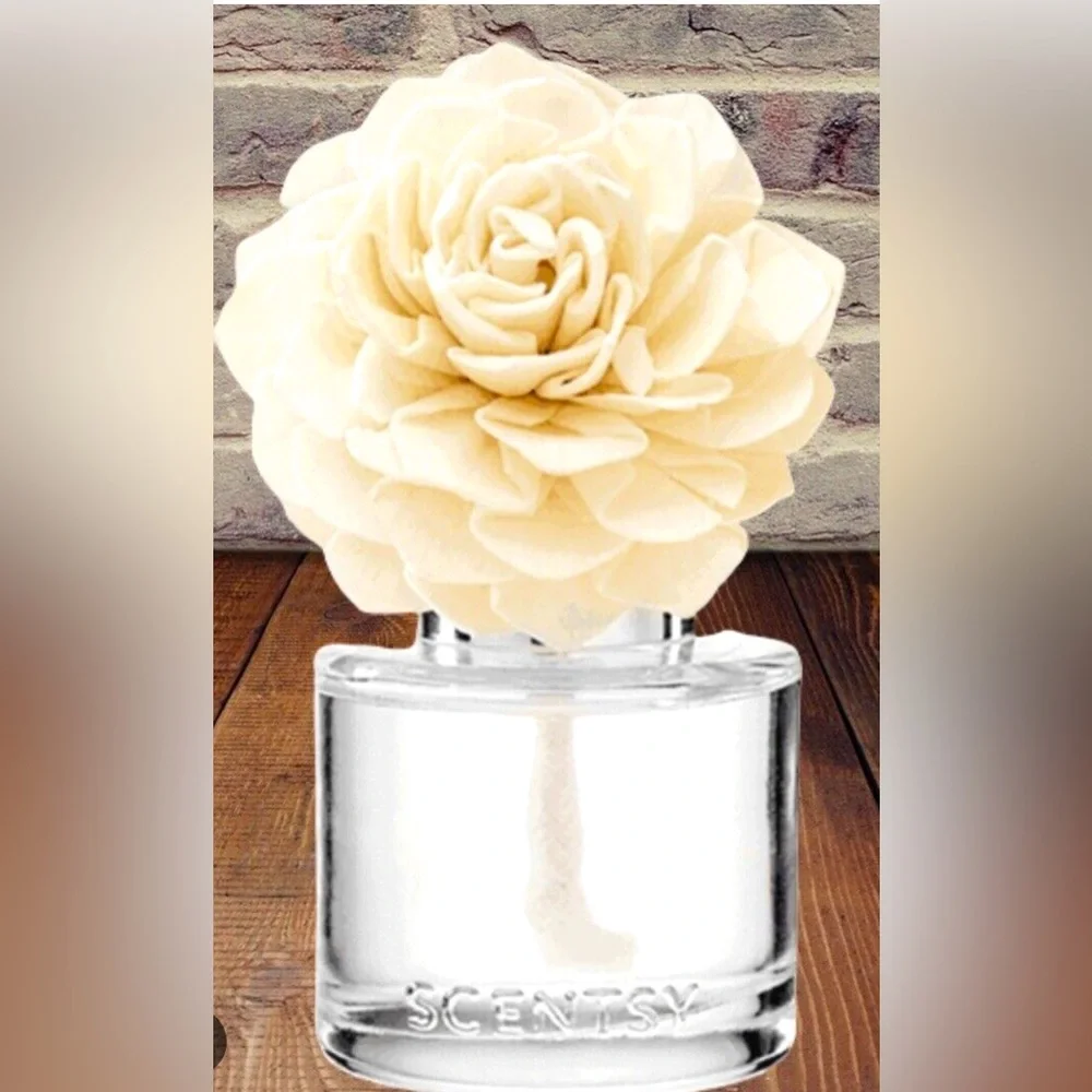 Scentsy Cream Flower Diffuser